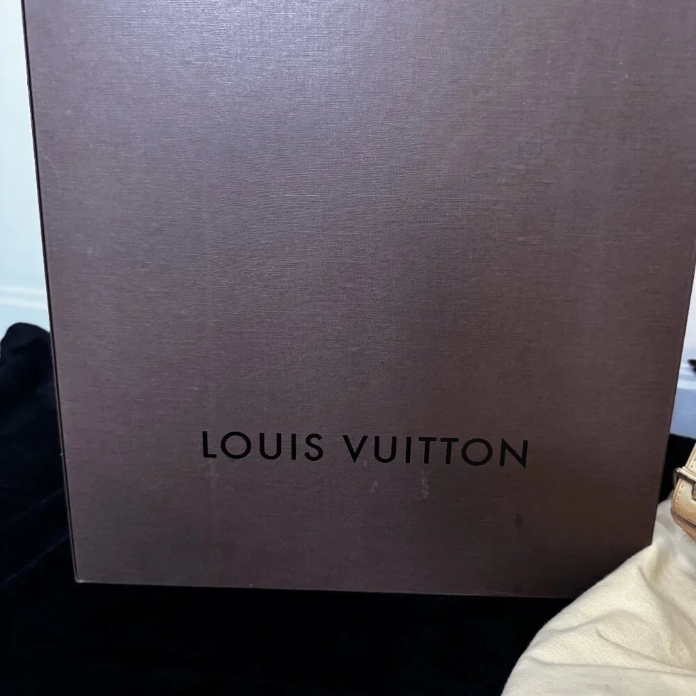 In Box Louis Vuitton bag! Never used - Picture 8 of 9
